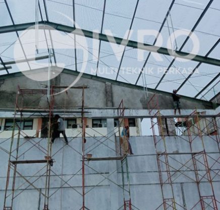 Pemasangan Kawat Loket untuk atap roofmesh, gedung arsip Mahkamah Agung